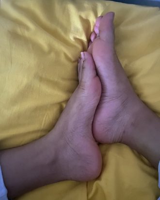 Calze indossate da piedi glossy