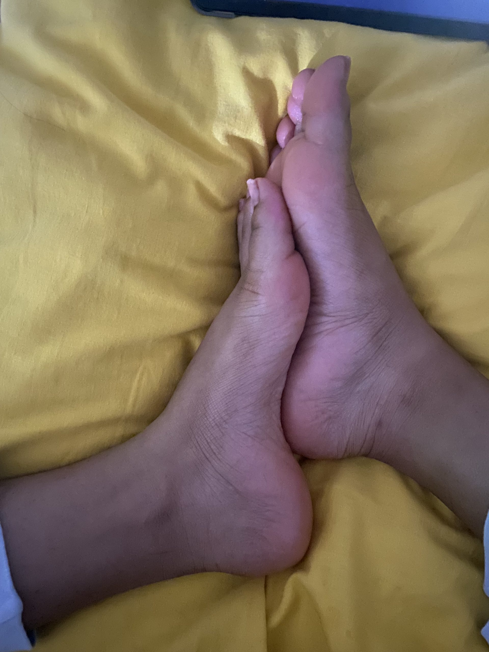 Calze indossate da piedi glossy