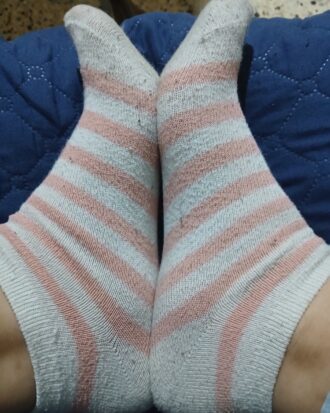 Le ho indossate per tutto il giorno, tra una corsa e qualche momento di relax… si sono impregnate del mio profumo naturale, un mix di dolcezza e malizia... Ogni piega racconta un mio movimento, ogni odore un pensiero birichino. Se ti piace immaginare… queste calze sapranno stuzzicare la tua fantasia!