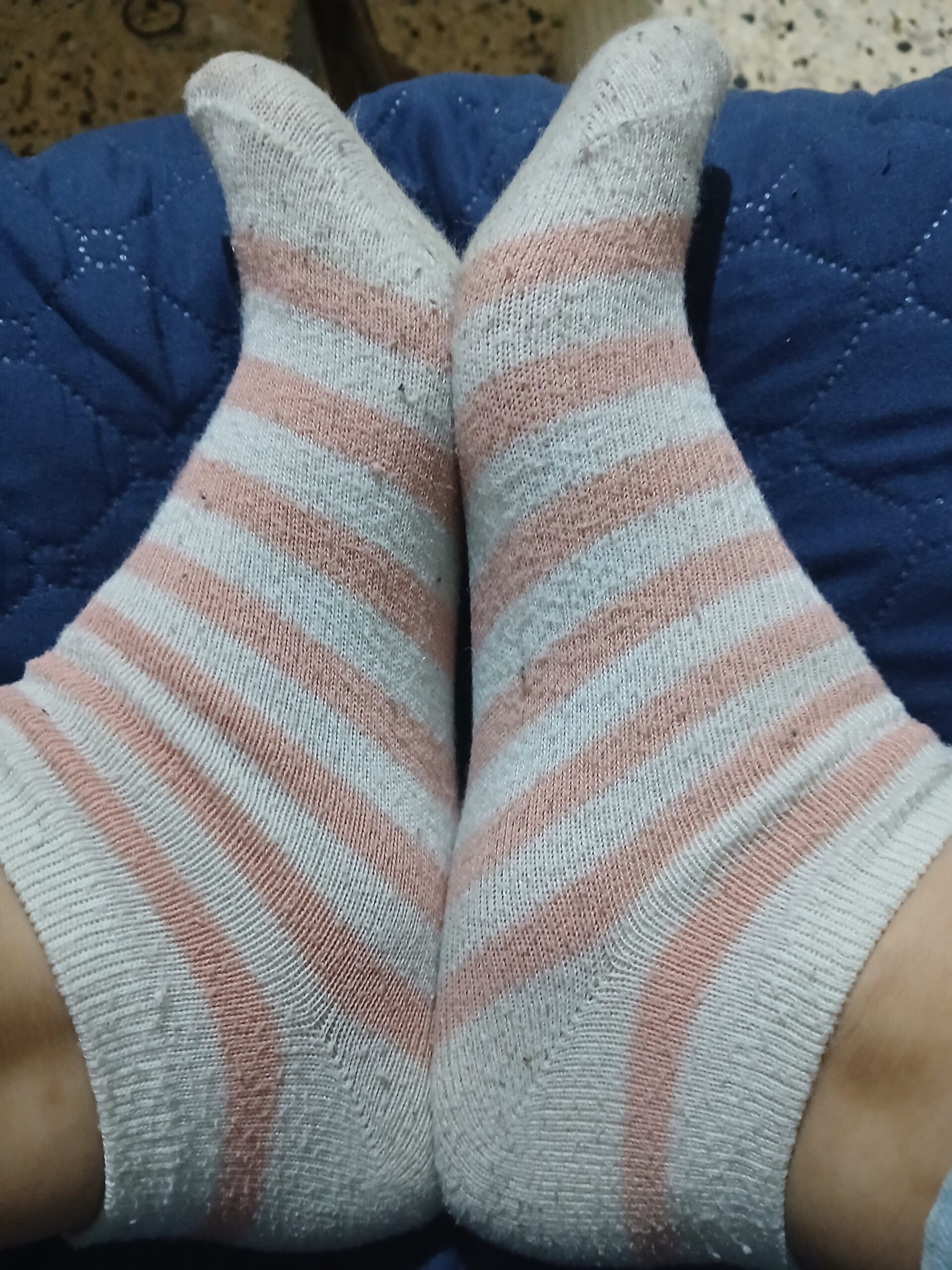 Le ho indossate per tutto il giorno, tra una corsa e qualche momento di relax… si sono impregnate del mio profumo naturale, un mix di dolcezza e malizia... Ogni piega racconta un mio movimento, ogni odore un pensiero birichino. Se ti piace immaginare… queste calze sapranno stuzzicare la tua fantasia!